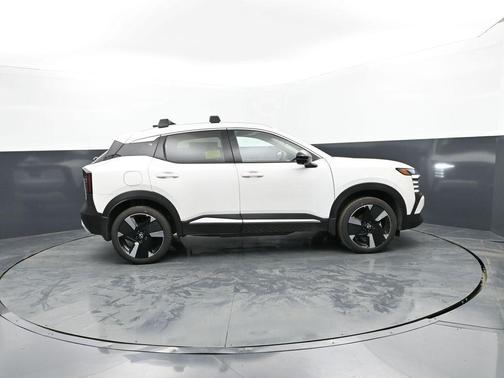 Aspen White Tricoat 2026 Nissan Kicks SR