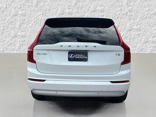 2022 Volvo XC90 T5 Momentum