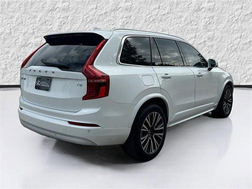 2022 Volvo XC90 T5 Momentum