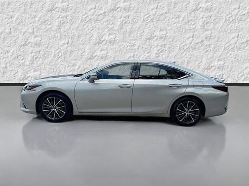 Moonbeam 2025 Lexus ES 300h Base