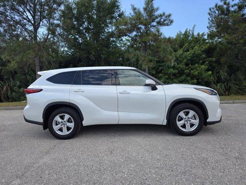 2022 Toyota Highlander LE