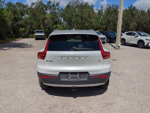 2022 Volvo XC40 T4 Momentum
