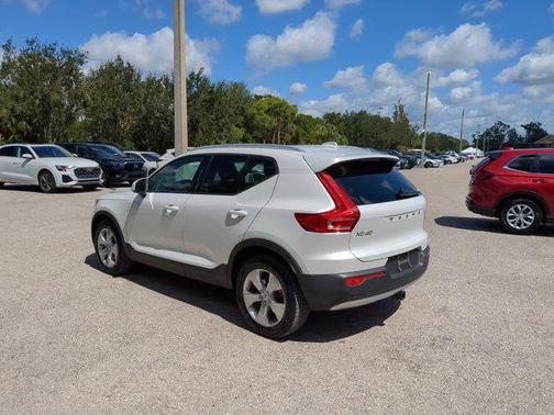 2022 Volvo XC40 T4 Momentum