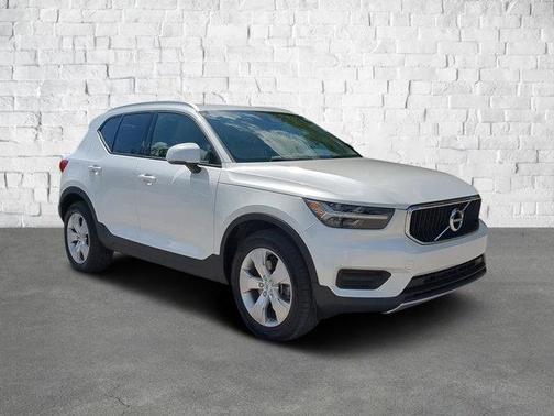 2022 Volvo XC40 T4 Momentum