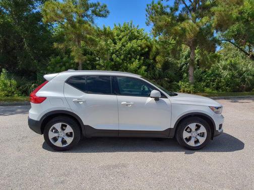 2022 Volvo XC40 T4 Momentum