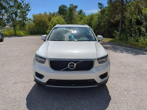 2022 Volvo XC40 T4 Momentum