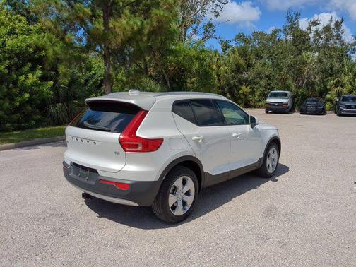 2022 Volvo XC40 T4 Momentum