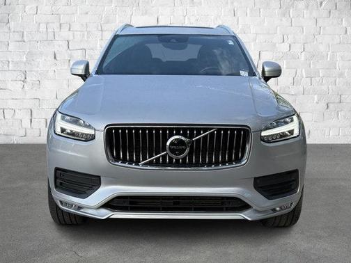 2022 Volvo XC90 T6 Momentum