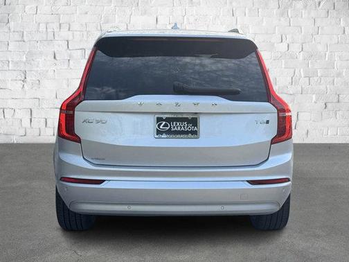 2022 Volvo XC90 T6 Momentum