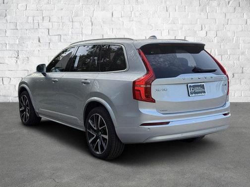2022 Volvo XC90 T6 Momentum