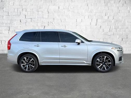 2022 Volvo XC90 T6 Momentum