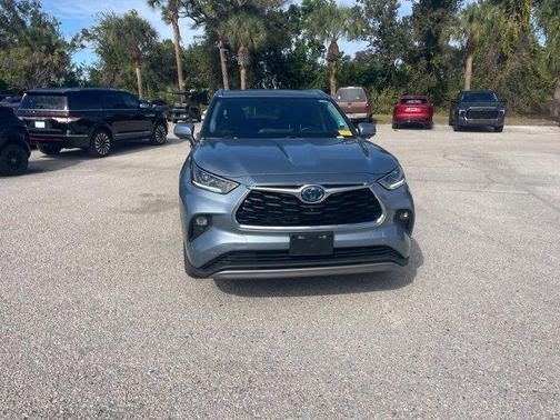 2023 Toyota Highlander Hybrid Platinum