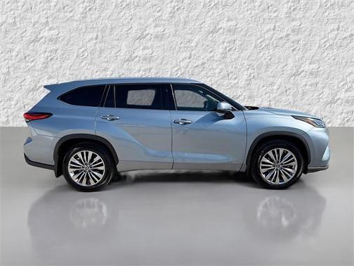 2023 Toyota Highlander Hybrid Platinum