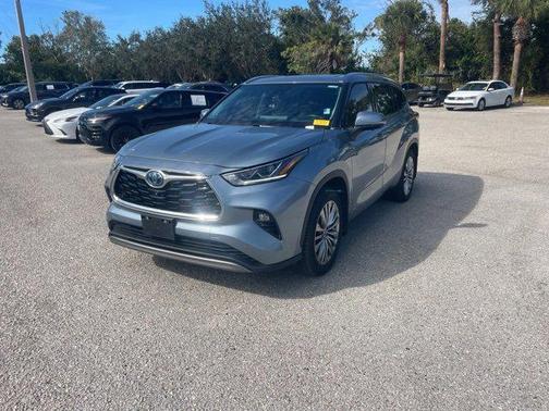 2023 Toyota Highlander Hybrid Platinum