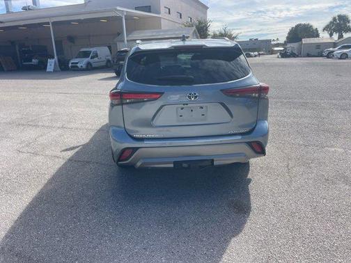 2023 Toyota Highlander Hybrid Platinum