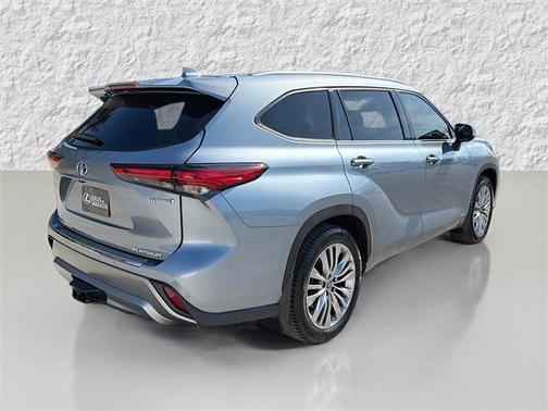 2023 Toyota Highlander Hybrid Platinum
