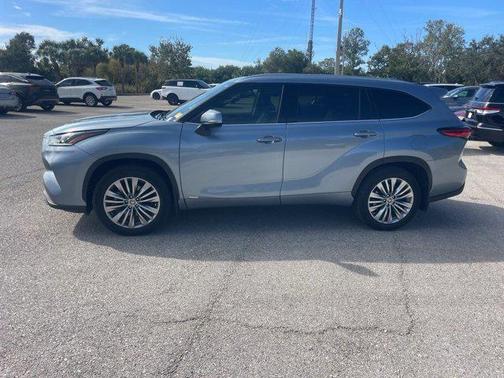 2023 Toyota Highlander Hybrid Platinum