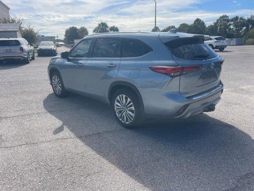 2023 Toyota Highlander Hybrid Platinum