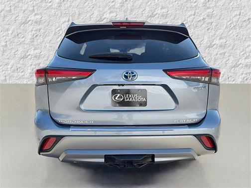 2023 Toyota Highlander Hybrid Platinum