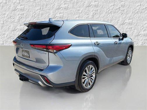 2023 Toyota Highlander Hybrid Platinum