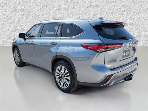 2023 Toyota Highlander Hybrid Platinum