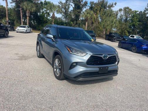 2023 Toyota Highlander Hybrid Platinum