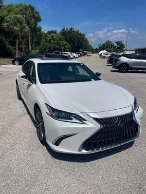 Eminent White Pearl 2025 Lexus ES 300h Base