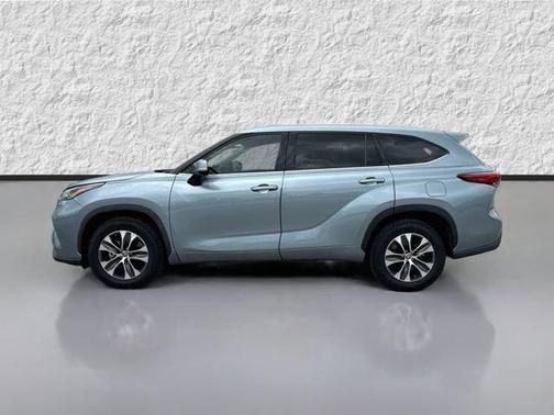 Moon Dust 2022 Toyota Highlander XLE