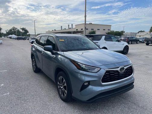 Moon Dust 2022 Toyota Highlander XLE