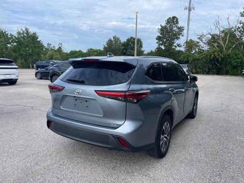 Moon Dust 2022 Toyota Highlander XLE