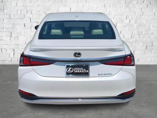 2025 Lexus ES 300h Base