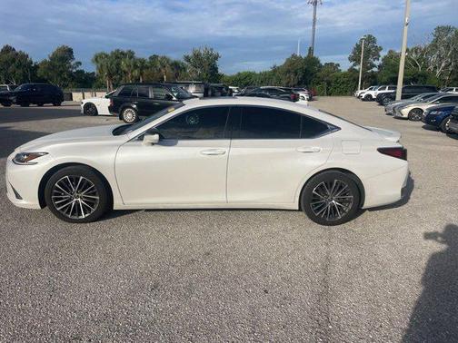 2023 Lexus ES 300h Base