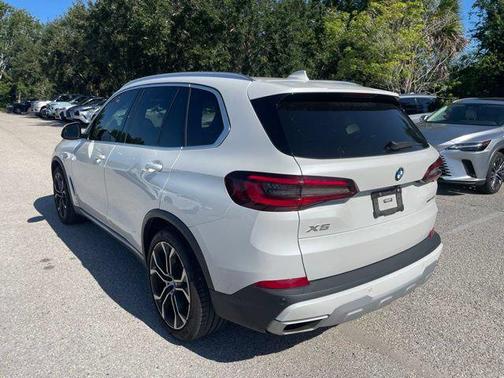 Mineral White Metallic 2022 BMW X5 sDrive40i
