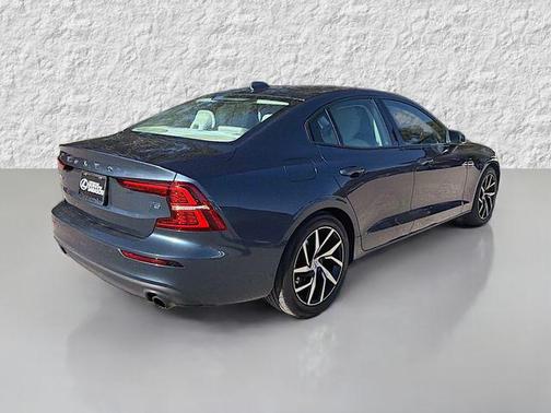 2020 Volvo S60 T5 Momentum