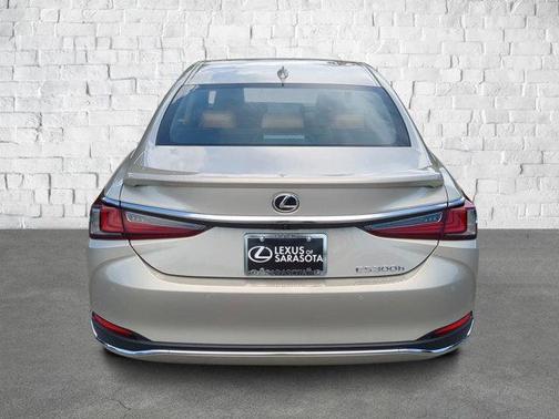 2025 Lexus ES 300h Luxury