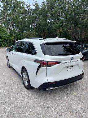 Pearl 2022 Toyota Sienna Limited
