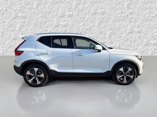 2023 Volvo XC40 B4 Plus Bright Theme
