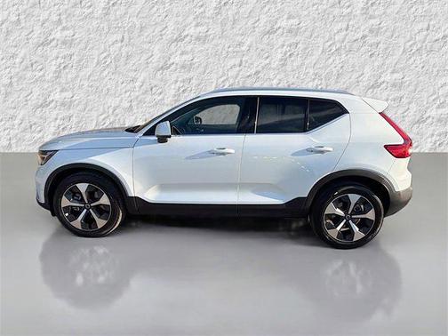 2023 Volvo XC40 B4 Plus Bright Theme