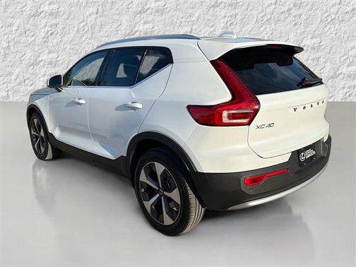 2023 Volvo XC40 B4 Plus Bright Theme