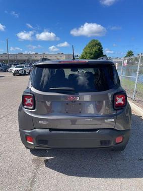 Granite Crystal Metallic Clearcoat 2017 Jeep Renegade Latitude
