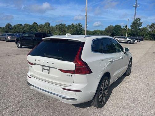 Crystal White Metallic 2022 Volvo XC60 B6 Inscription
