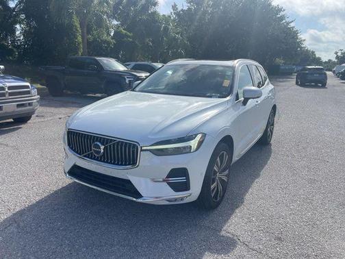 Crystal White Metallic 2022 Volvo XC60 B6 Inscription
