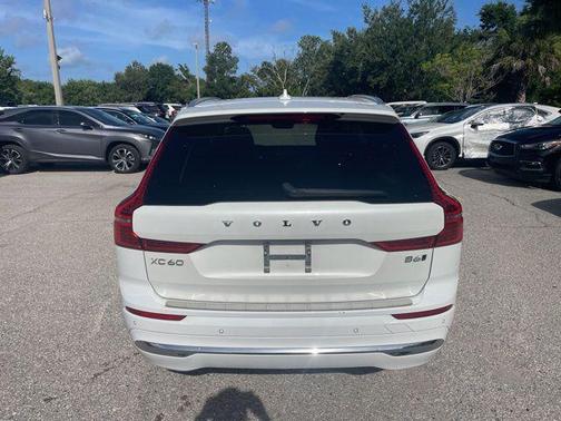 Crystal White Metallic 2022 Volvo XC60 B6 Inscription