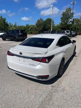 Eminent White Pearl 2024 Lexus ES 300h Luxury