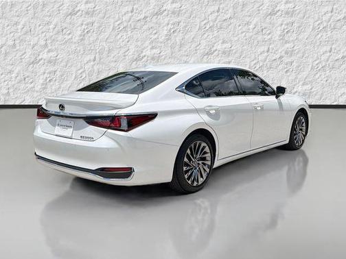 Eminent White Pearl 2024 Lexus ES 300h Luxury