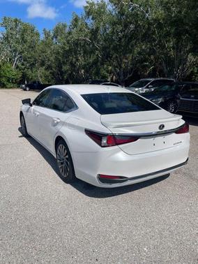 Eminent White Pearl 2024 Lexus ES 300h Luxury