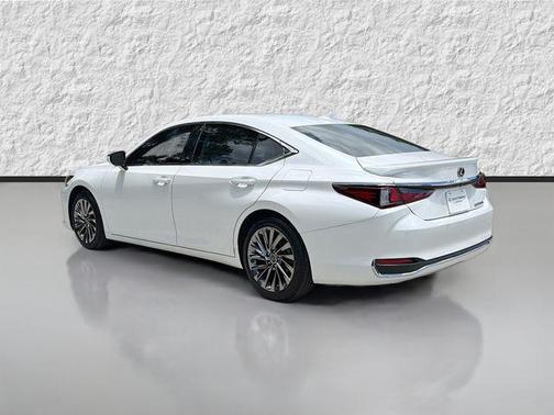 Eminent White Pearl 2024 Lexus ES 300h Luxury