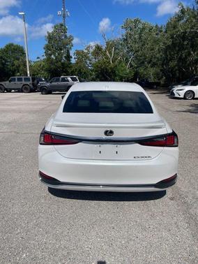 Eminent White Pearl 2024 Lexus ES 300h Luxury