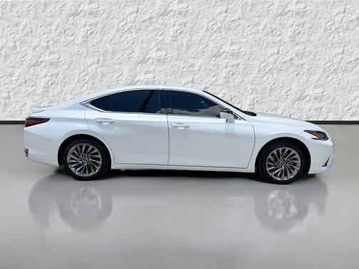 Eminent White Pearl 2024 Lexus ES 300h Luxury