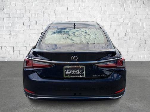 2025 Lexus ES 300h Luxury